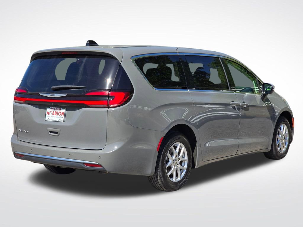 Used 2023 Chrysler Pacifica Touring-L FWD image 17