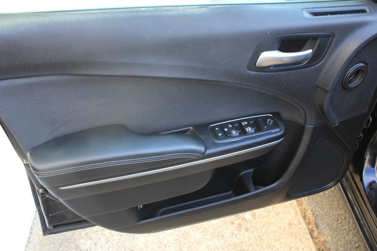 Used 2016 Dodge Charger SE w/ Power Sunroof Group image 12