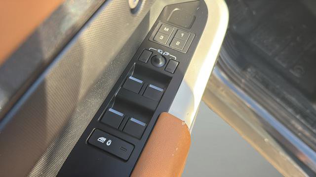 Used 2023 Land Rover Defender 130 SE image 23