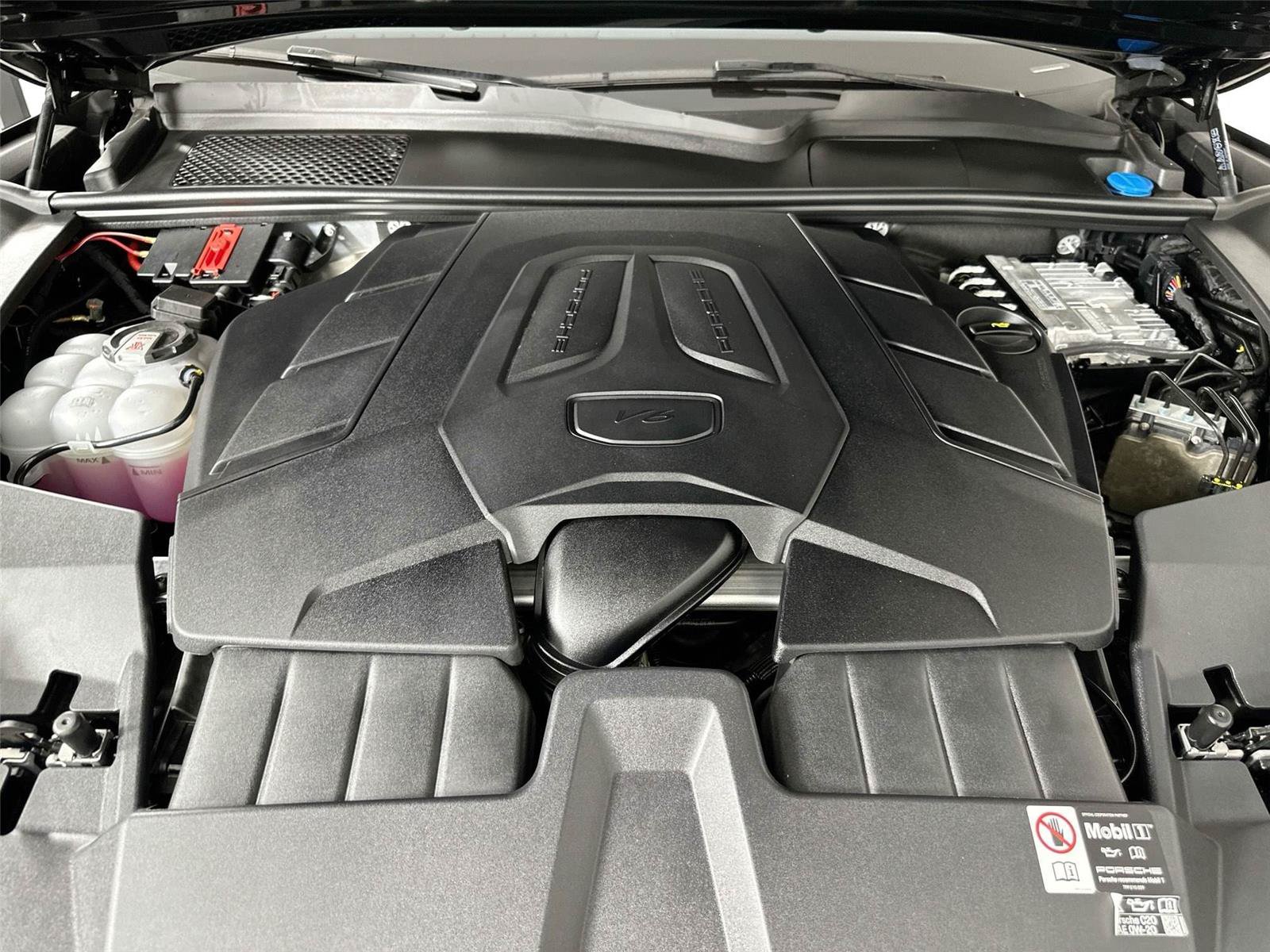 Certified 2025 Porsche Cayenne AWD/4WD image 39