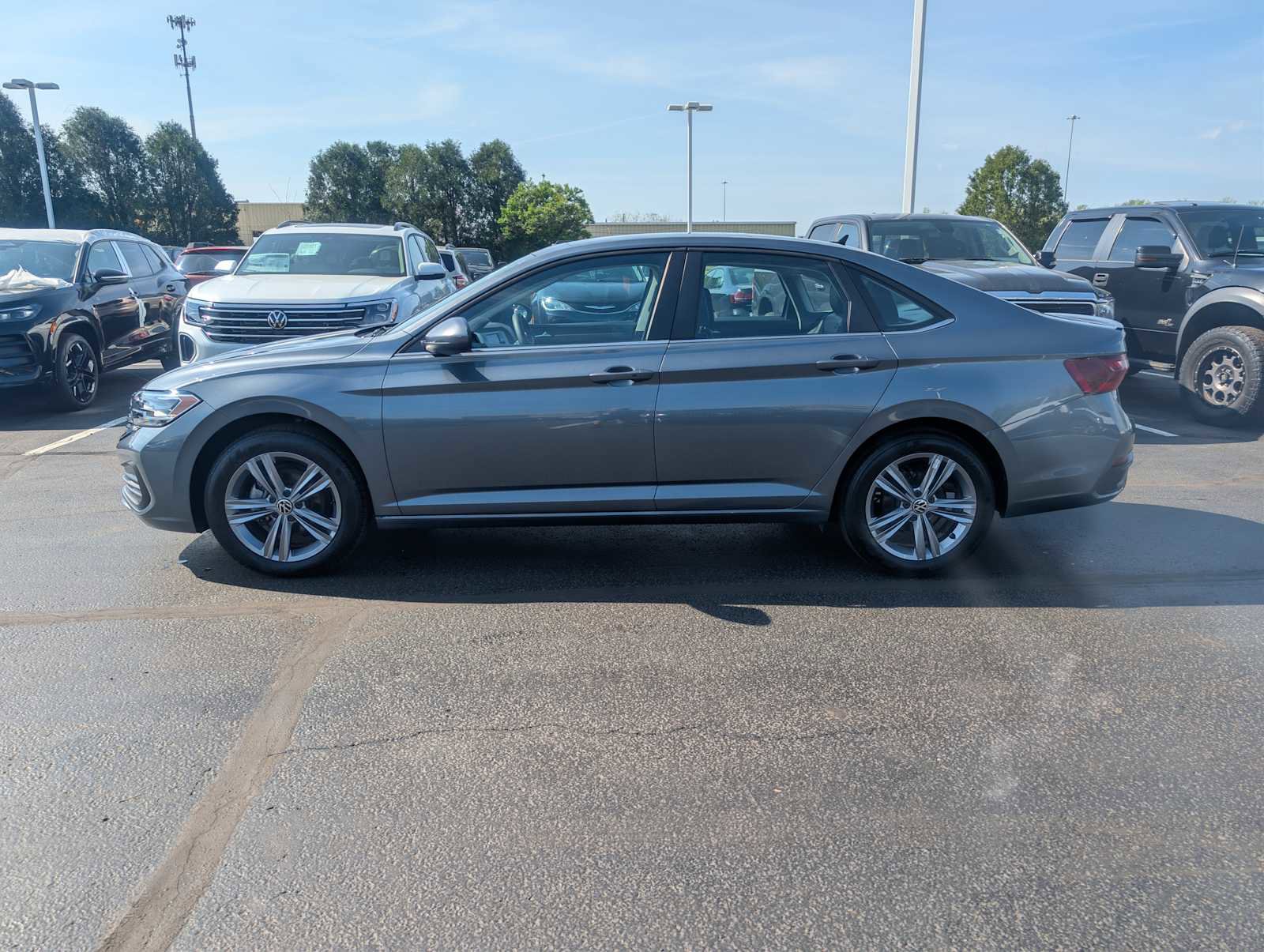 Certified 2023 Volkswagen Jetta SE w/ Panoramic Sunroof Package FWD image 4