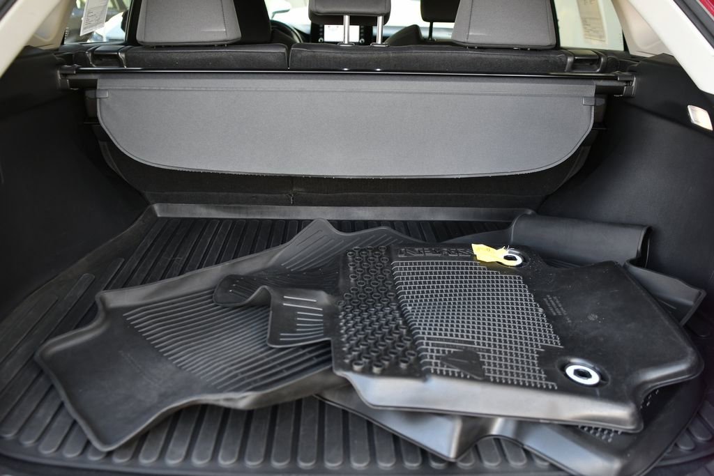 Used 2022 Toyota Venza LE image 29