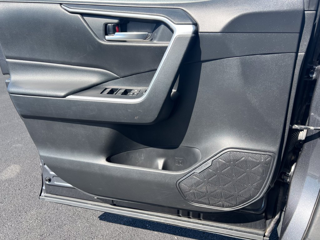 Used 2021 Toyota RAV4 XLE AWD/4WD image 18