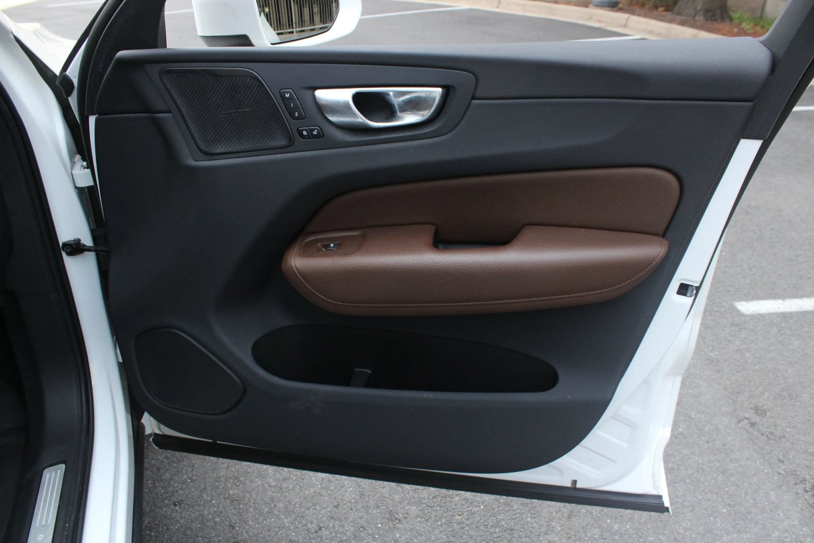 Used 2019 Volvo XC60 T5 Momentum w/ Multimedia Package AWD/4WD image 27