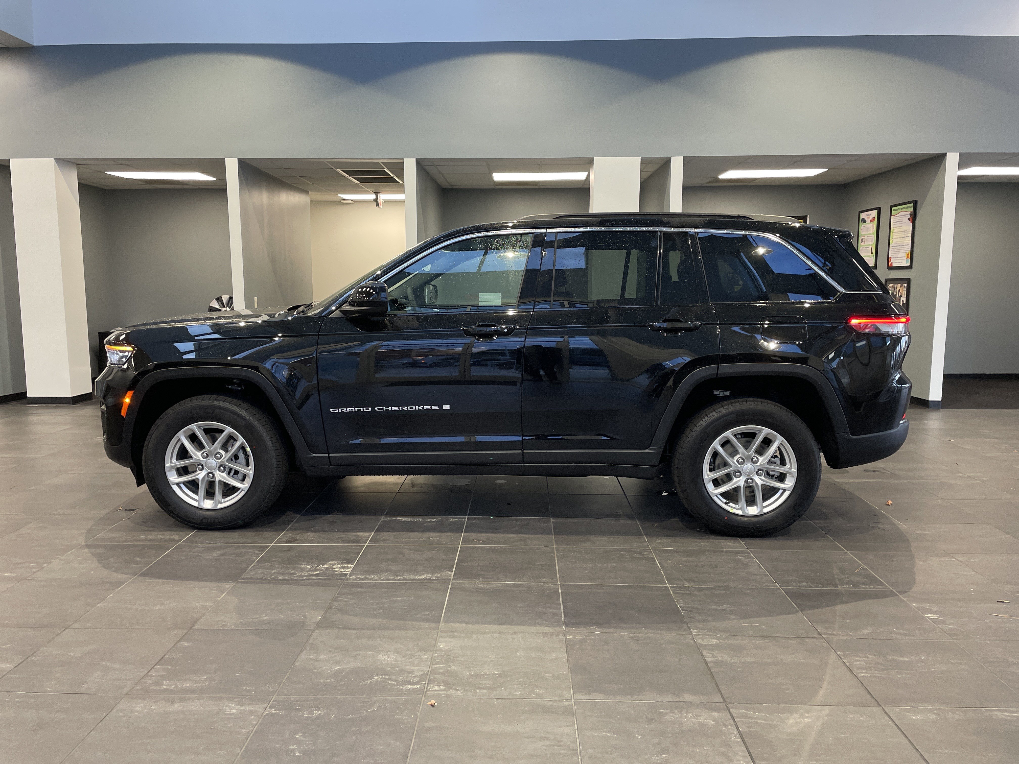 New 2025 Jeep Grand Cherokee Laredo RWD image 7