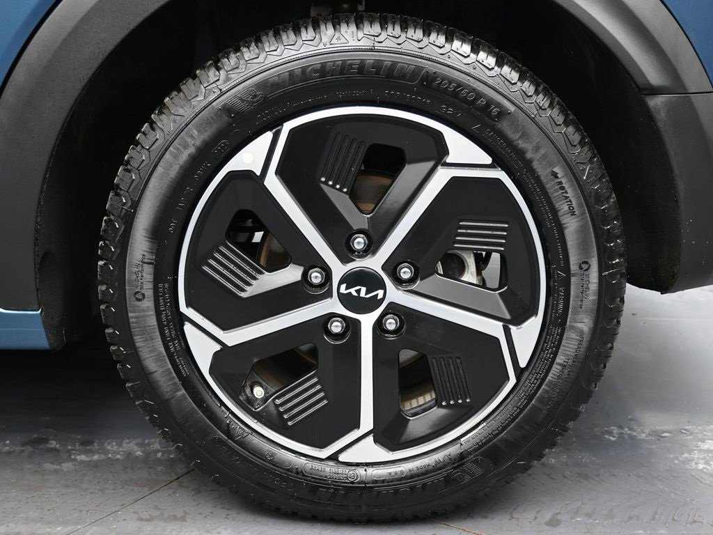 Used 2023 Kia Niro EX image 12