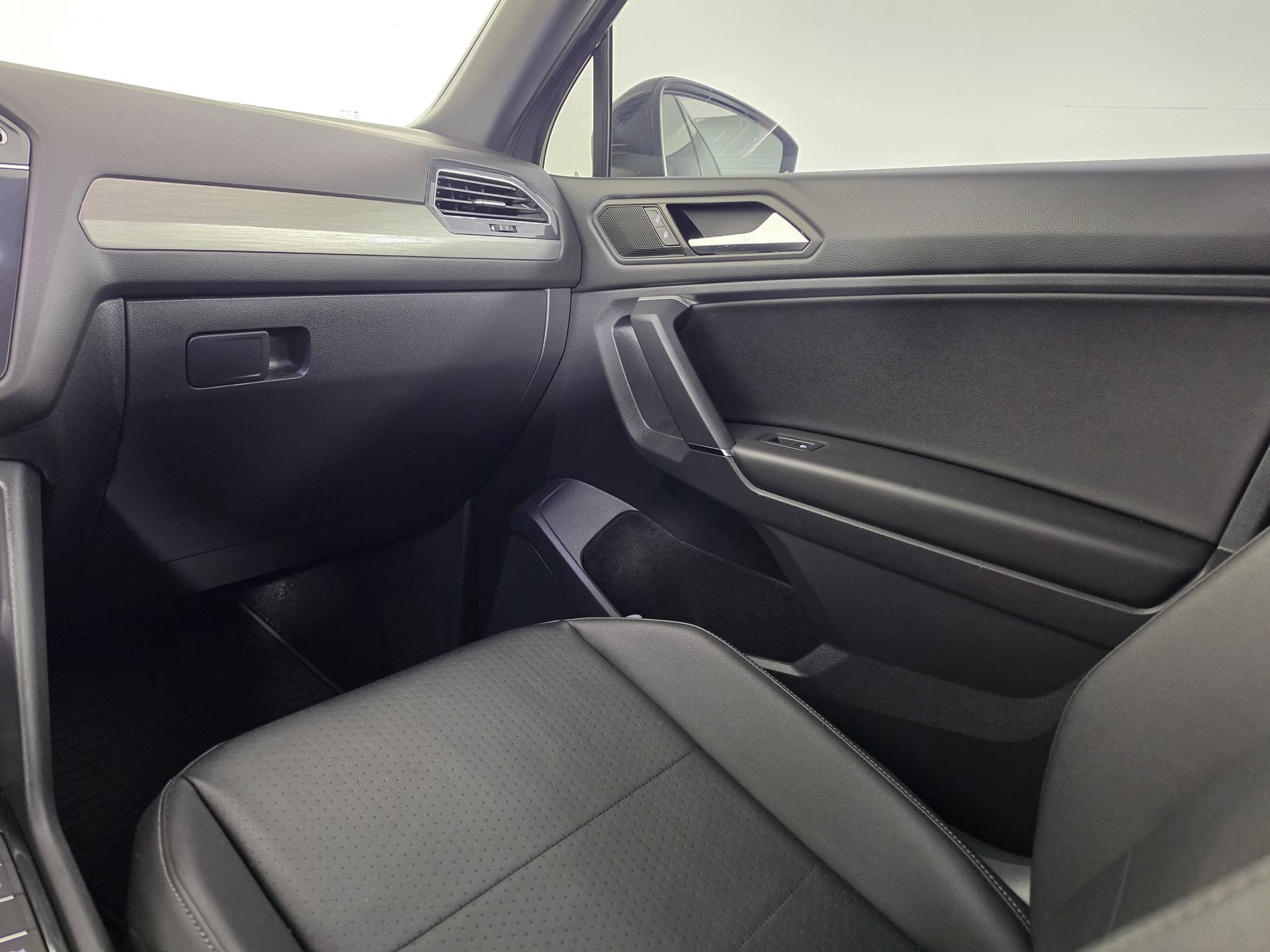 Used 2020 Volkswagen Tiguan SE R-Line FWD image 4