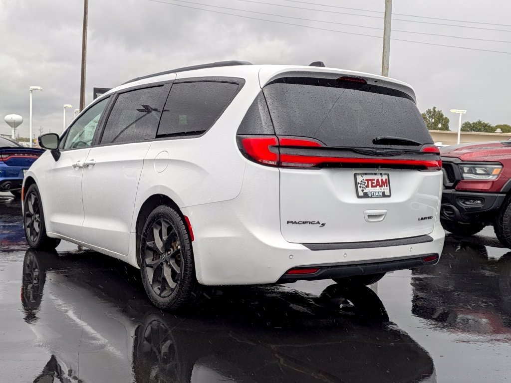 Used 2025 Chrysler Pacifica Limited FWD image 6