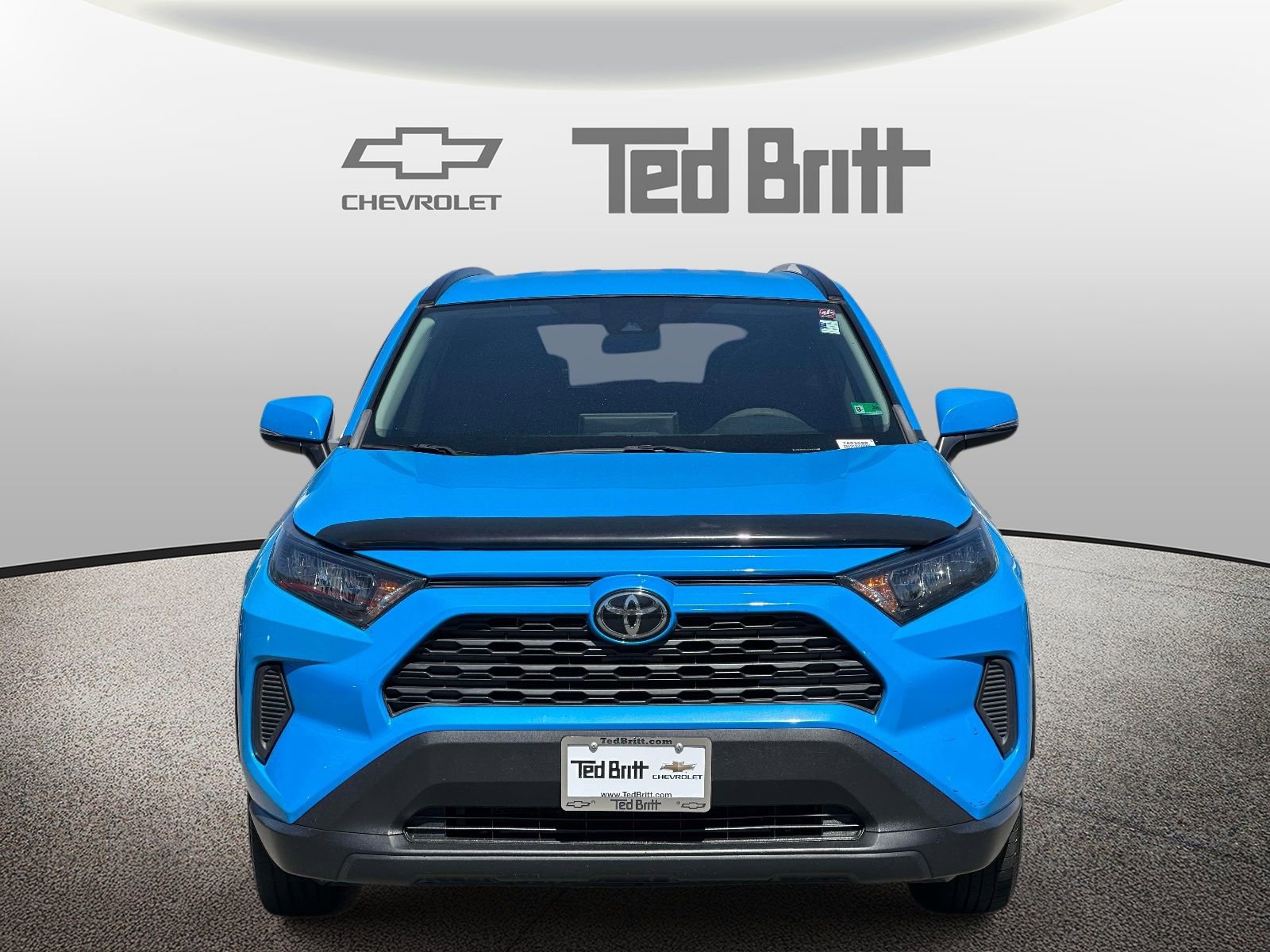 Used 2020 Toyota RAV4 LE FWD image 2