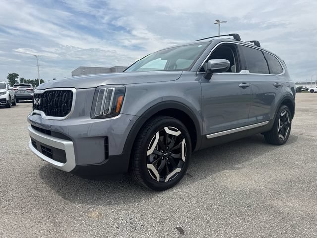 Used 2025 Kia Telluride EX w/ EX Captain's Chair Package FWD image 2