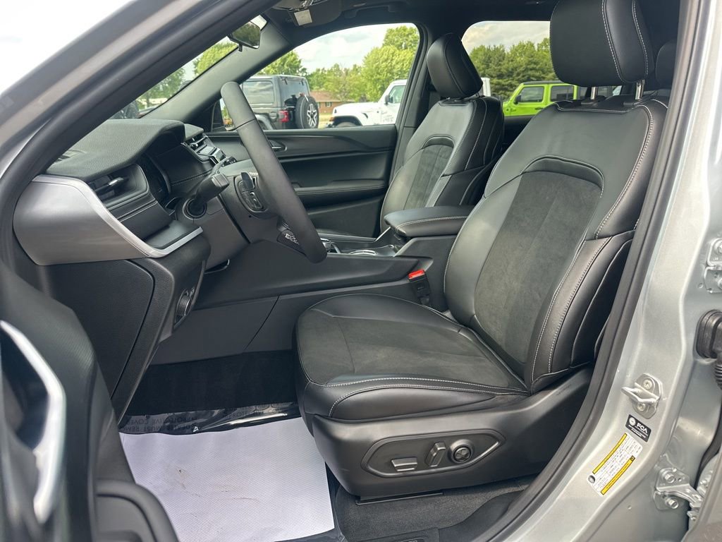 New 2025 Jeep Grand Cherokee L Altitude image 12