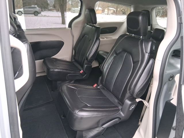 Used 2024 Chrysler Pacifica Touring-L image 24