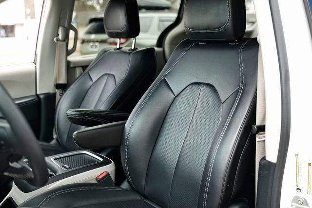 Used 2024 Chrysler Pacifica Touring-L image 20