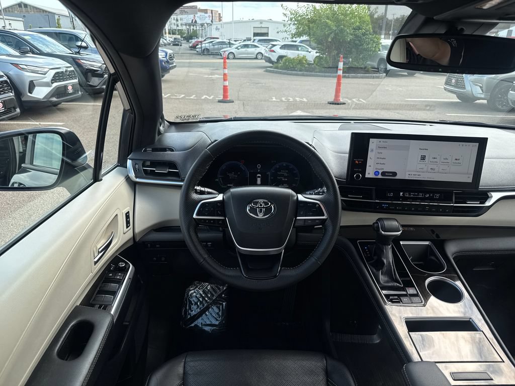 Used 2025 Toyota Sienna Limited AWD/4WD image 11