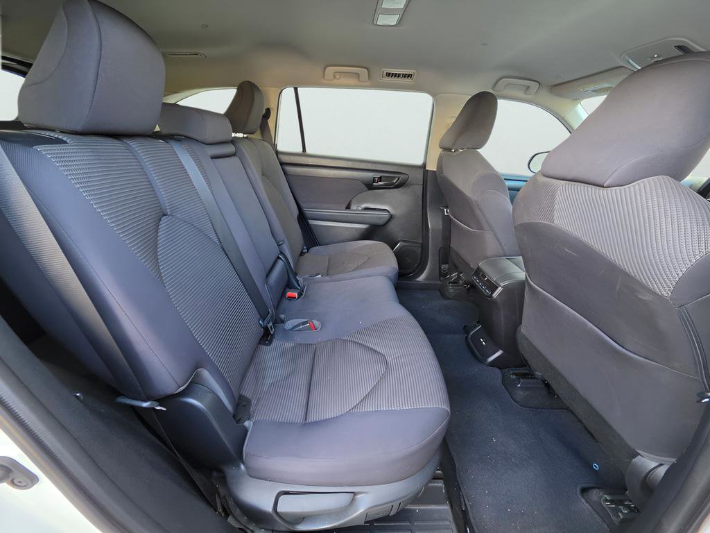 Used 2021 Toyota Highlander LE AWD/4WD image 29