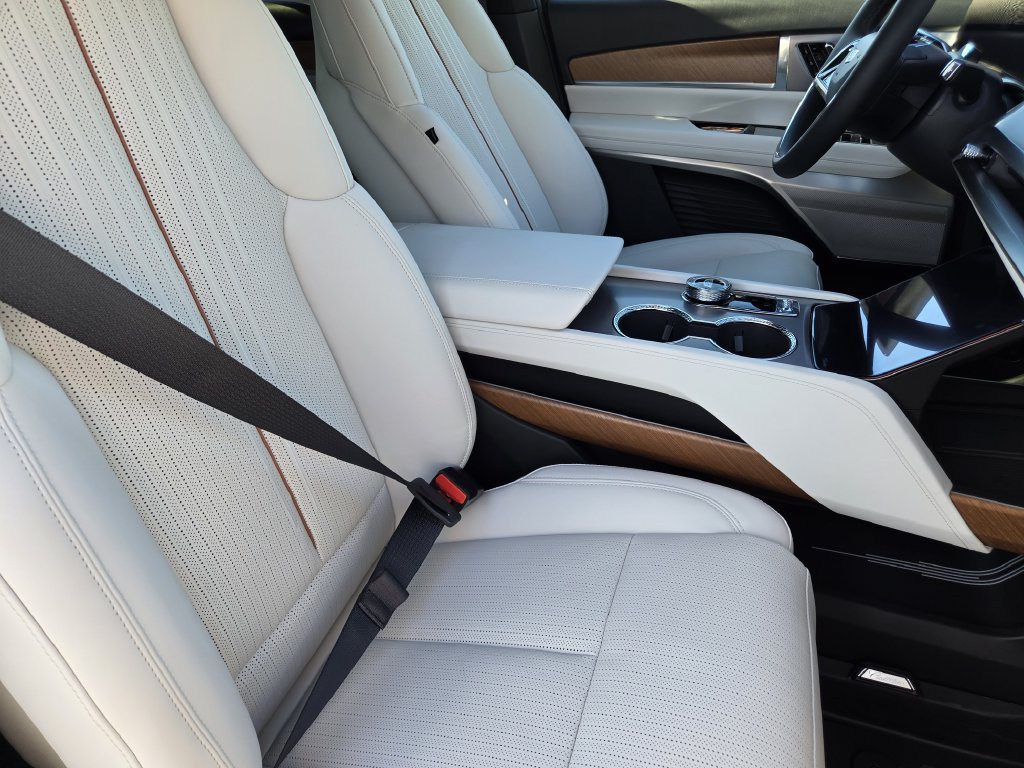 New 2027 Cadillac Vistiq Sport w/ LPO, Trailering Package AWD/4WD image 8