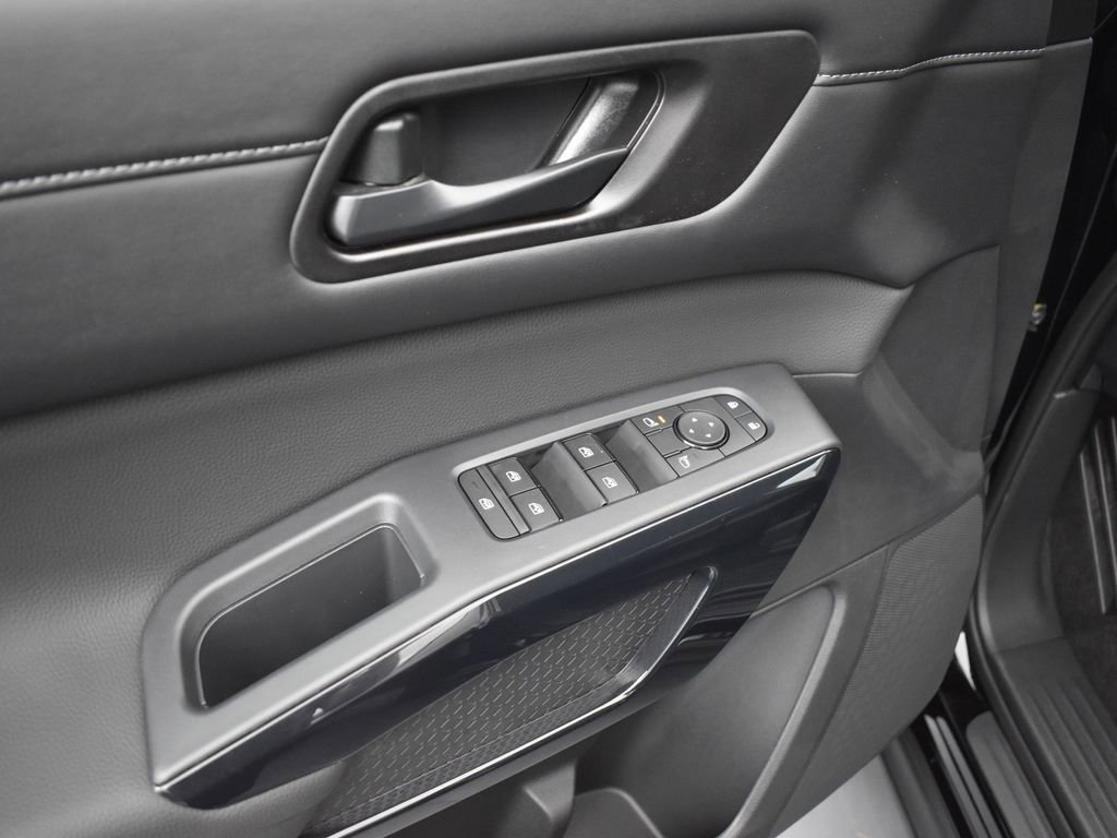 New 2025 Nissan Pathfinder S image 26