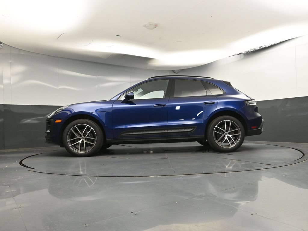 Used 2025 Porsche Macan AWD/4WD image 33