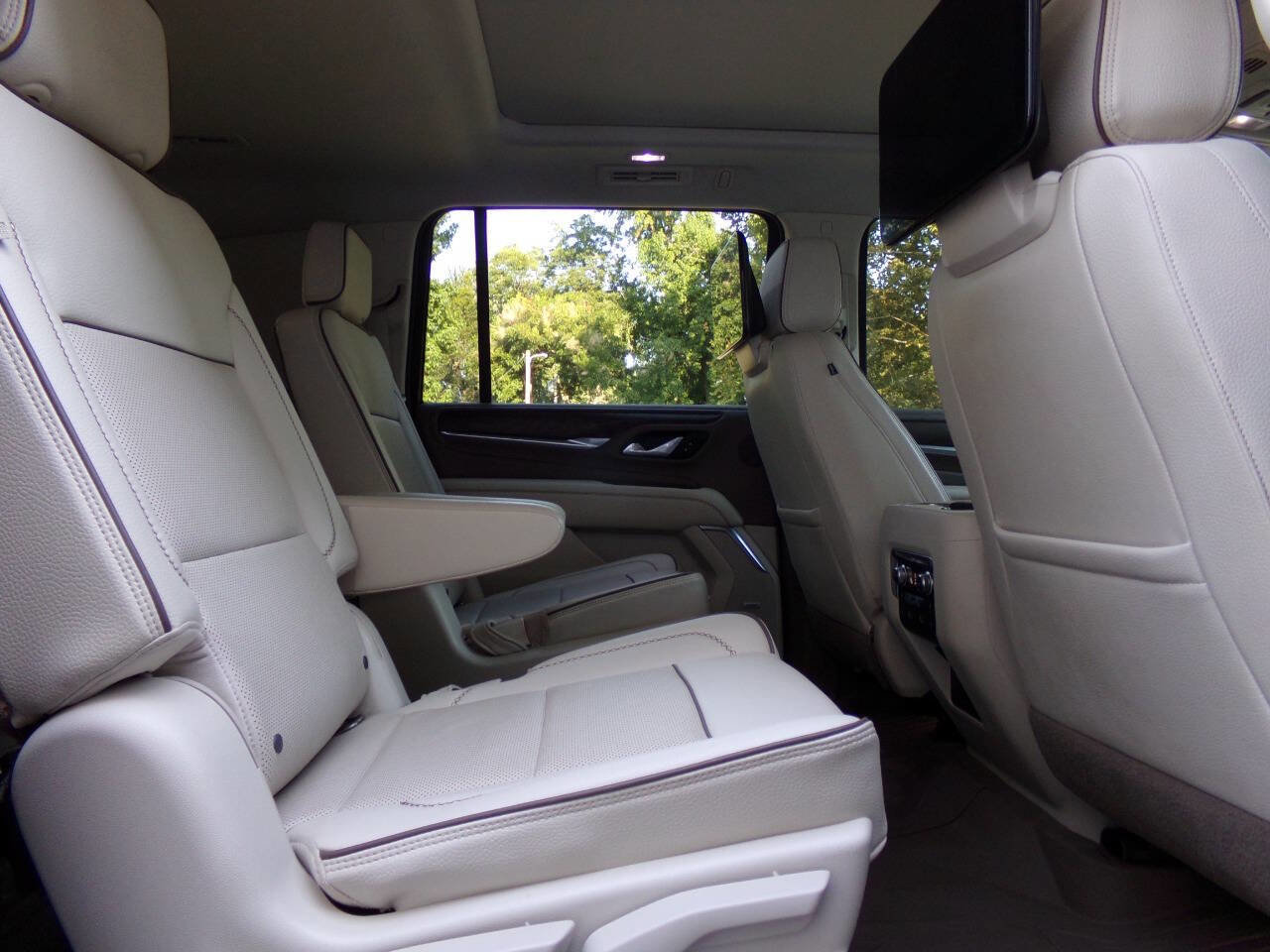 Used 2021 GMC Yukon XL Denali w/ Denali Premium Package image 23