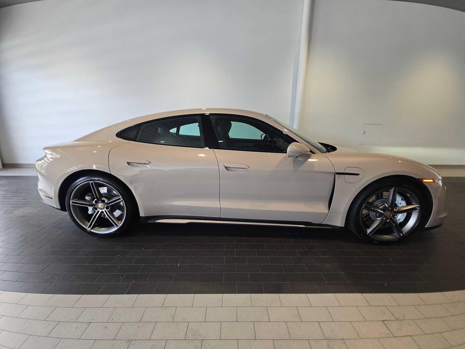 Used 2024 Porsche Taycan 4S AWD/4WD image 8