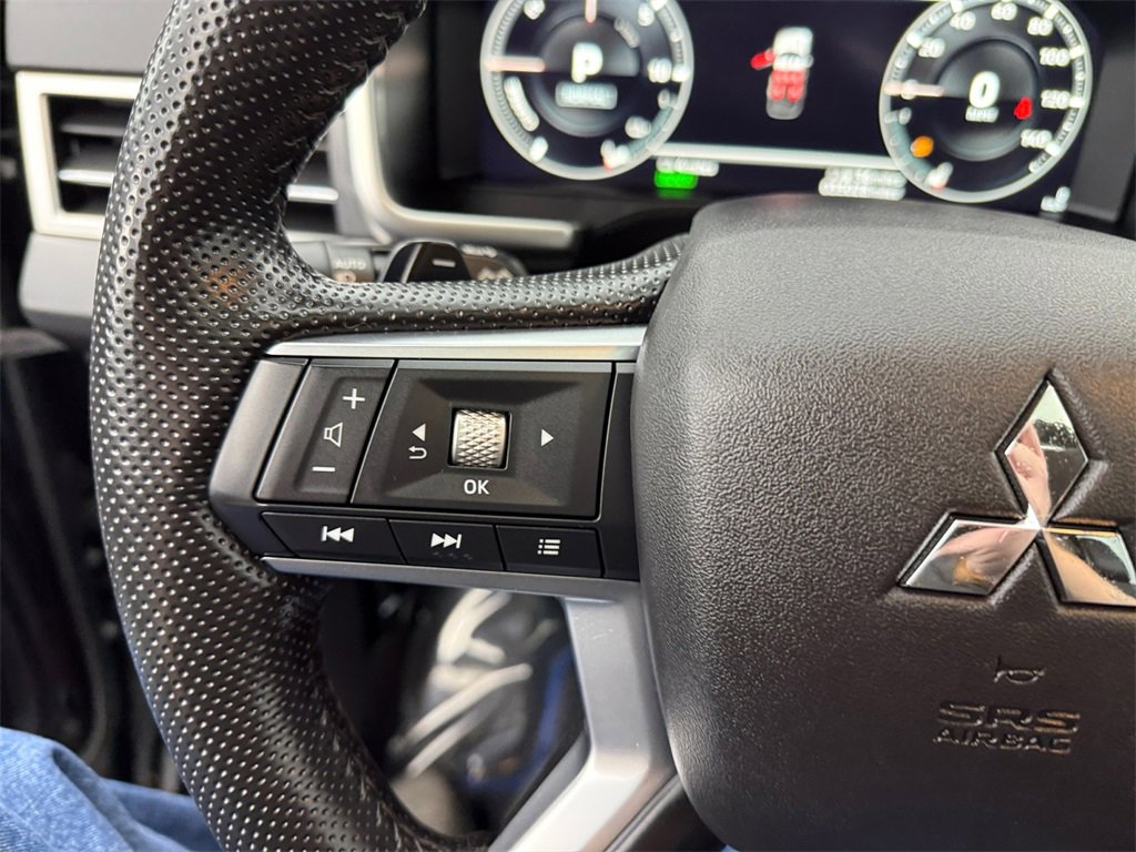 Used 2025 Mitsubishi Outlander SE image 34