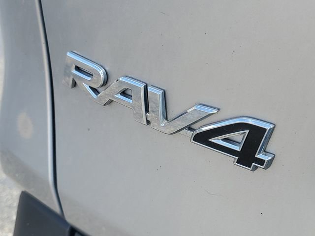 Used 2020 Toyota RAV4 LE image 6