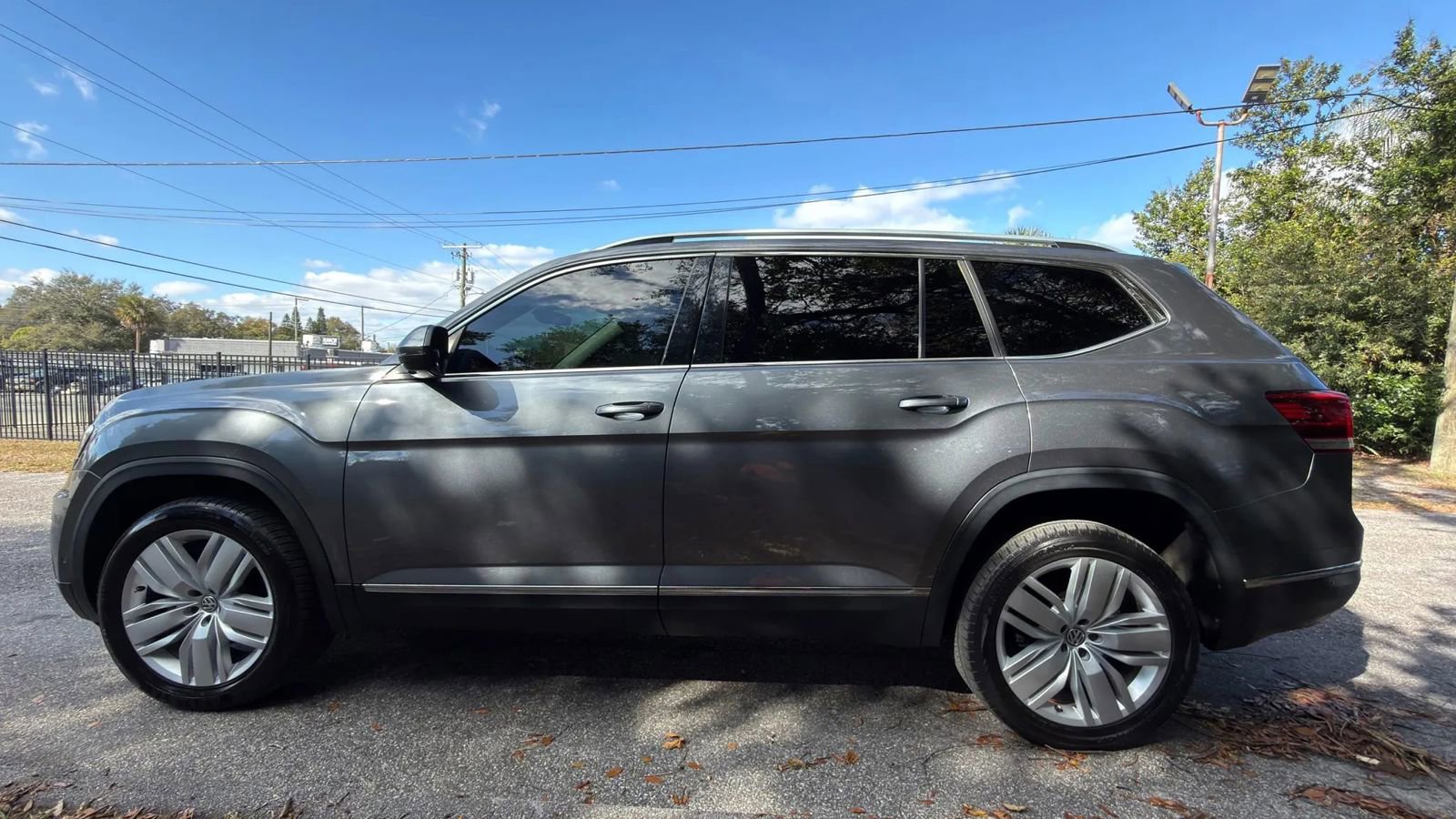 Used 2018 Volkswagen Atlas SEL Premium image 3