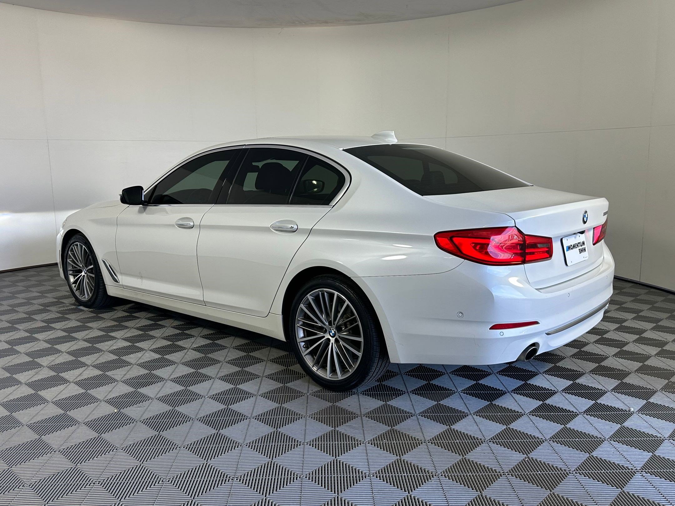 Used 2018 BMW 530i image 3