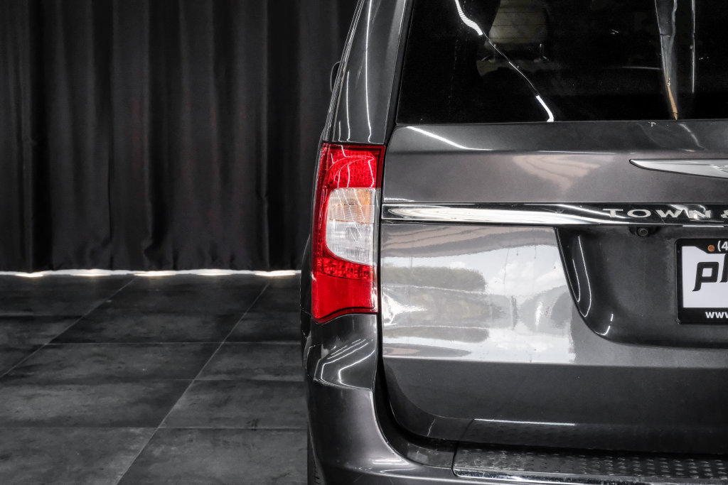 Used 2015 Chrysler Town & Country Touring w/ Driver Convenience Group FWD image 53