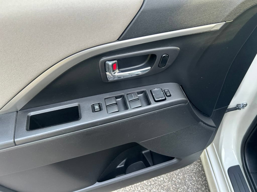 Used 2012 MAZDA MAZDA5 Touring w/ Moonroof & Audio Pkg FWD image 14