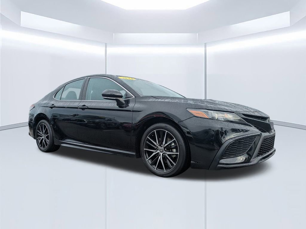 Used 2024 Toyota Camry SE image 1