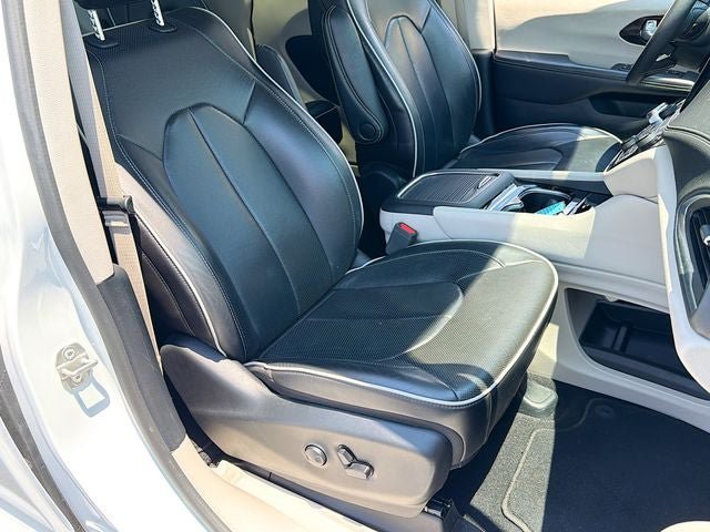 Used 2024 Chrysler Pacifica Limited FWD image 18