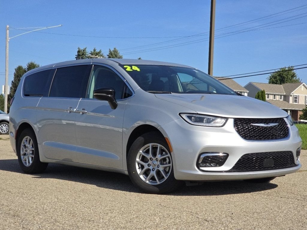Used 2024 Chrysler Pacifica Touring-L FWD image 2