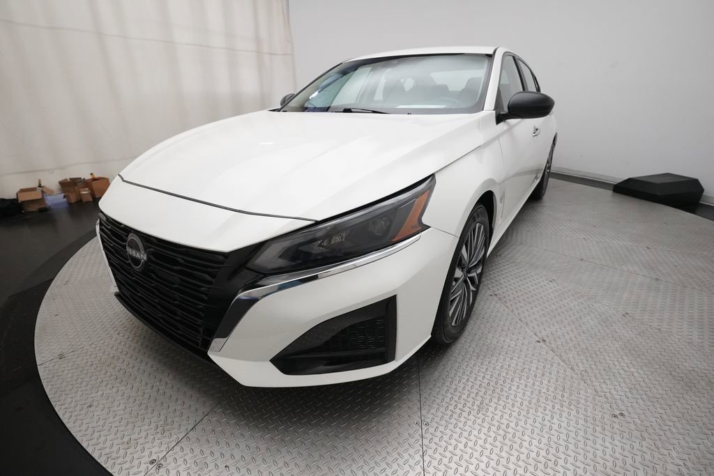Used 2025 Nissan Altima 2.5 SV FWD image 12