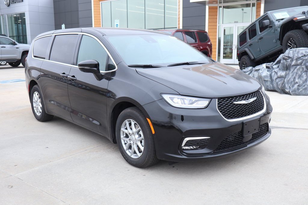 New 2026 Chrysler Pacifica Select FWD image 1