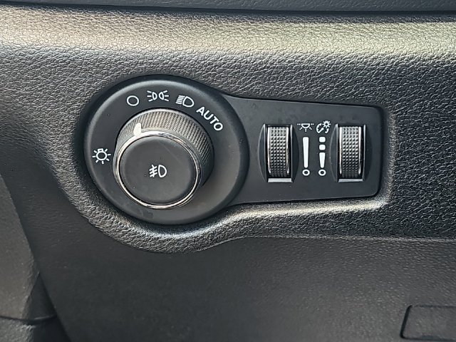 Used 2025 Chrysler Pacifica Select FWD image 19