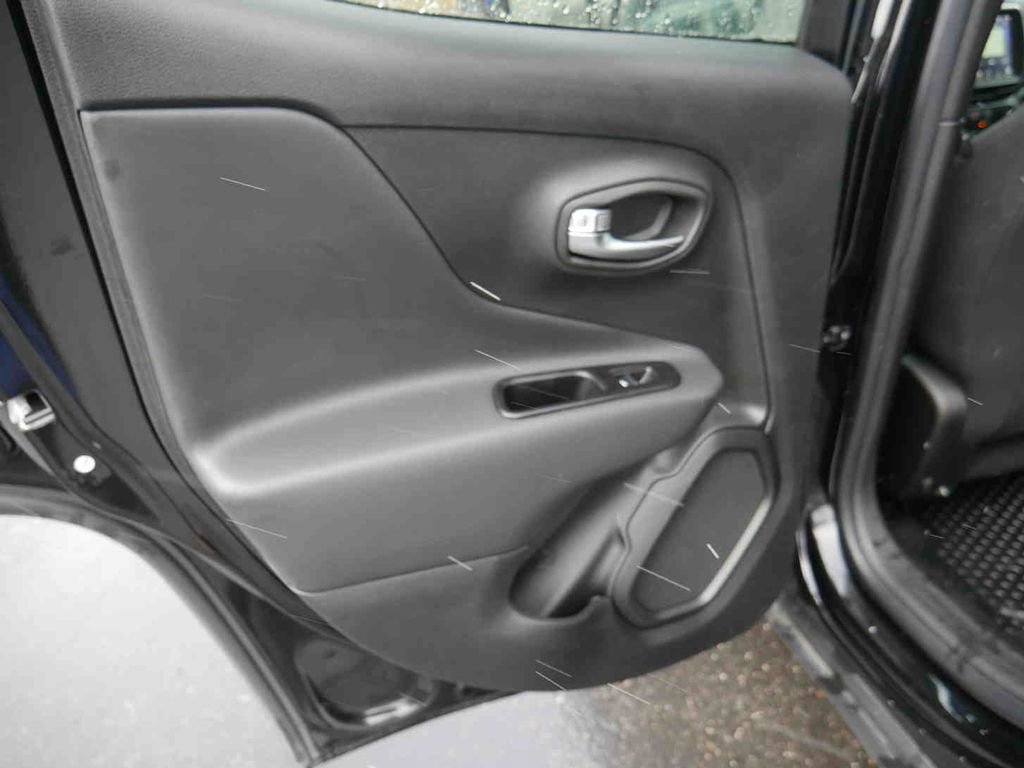 Used 2022 Jeep Renegade Latitude w/ Convenience Group image 12