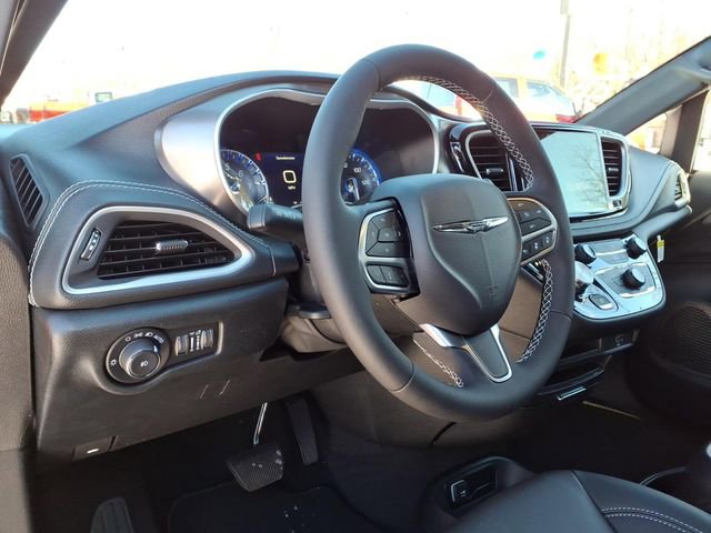 New 2026 Chrysler Pacifica Select image 14