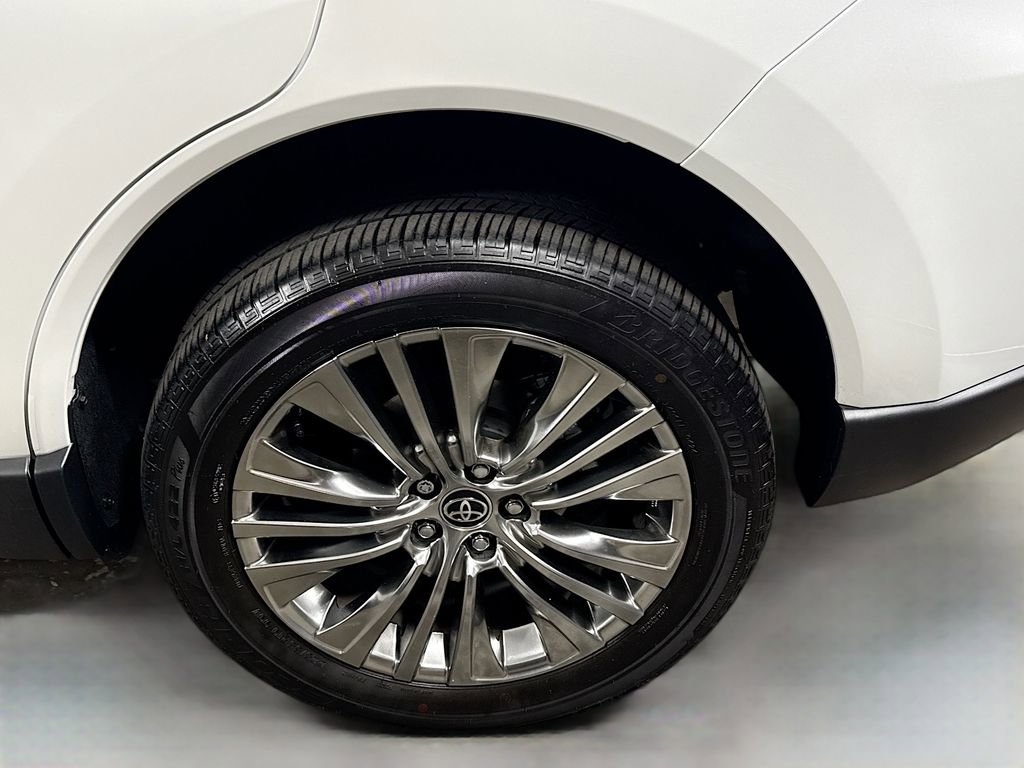 Used 2024 Toyota Venza Limited image 28