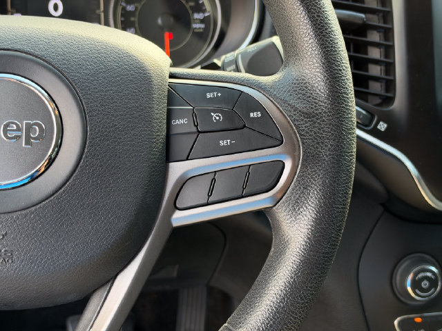 Used 2019 Jeep Cherokee Latitude w/ Popular Appearance Group FWD image 11