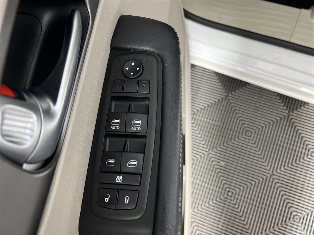 Used 2024 Chrysler Pacifica Touring-L image 15