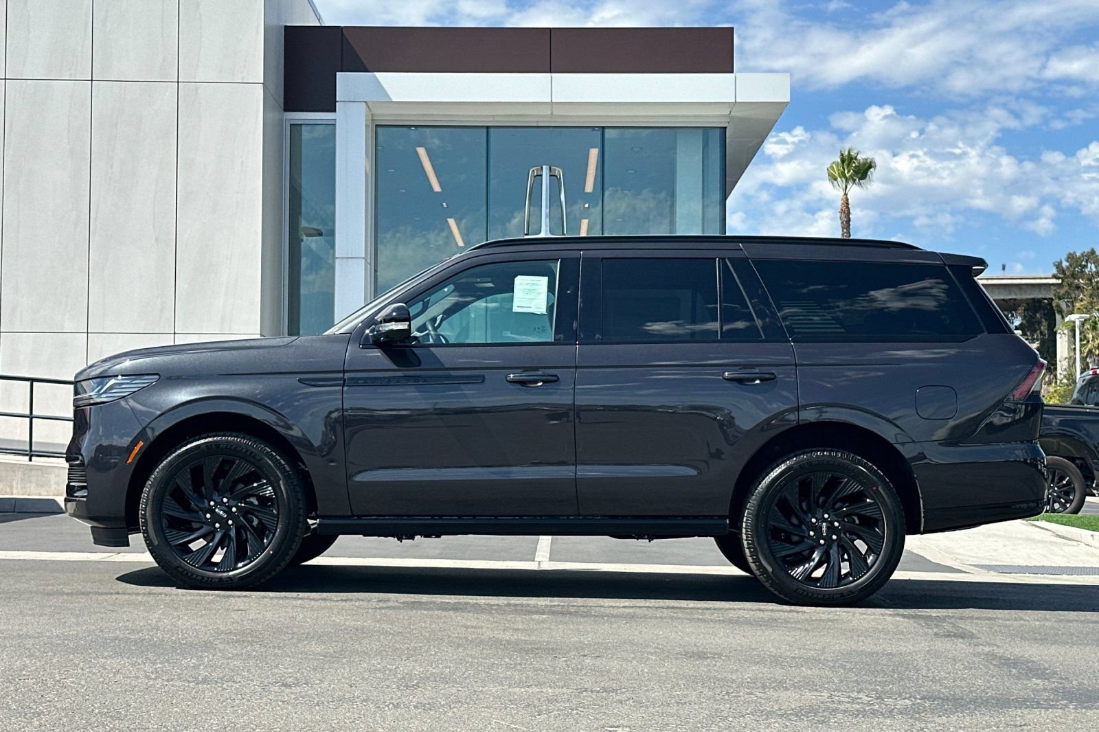 New 2026 Lincoln Navigator Reserve w/ Jet Appearance Package AWD/4WD image 6