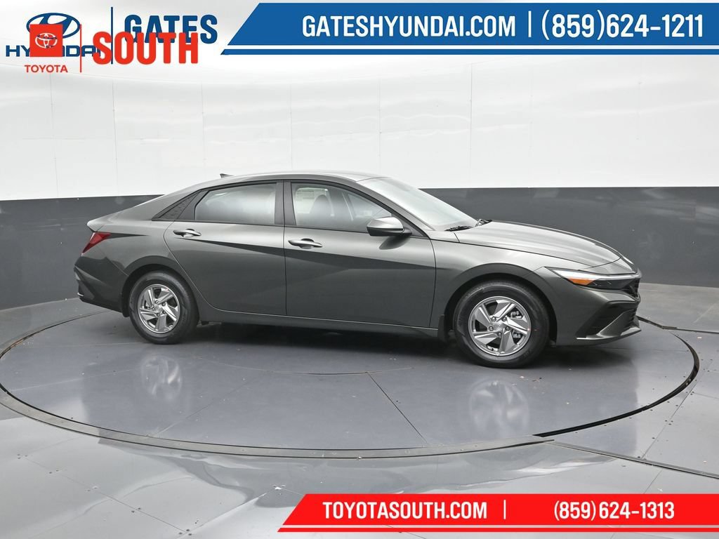 Used 2025 Hyundai Elantra SE FWD image 1