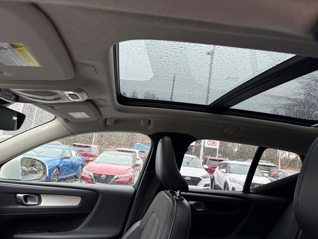 Used 2020 Volvo XC40 T5 Momentum image 12