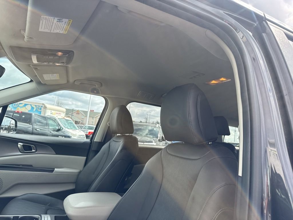 Used 2024 Kia Carnival LX image 12