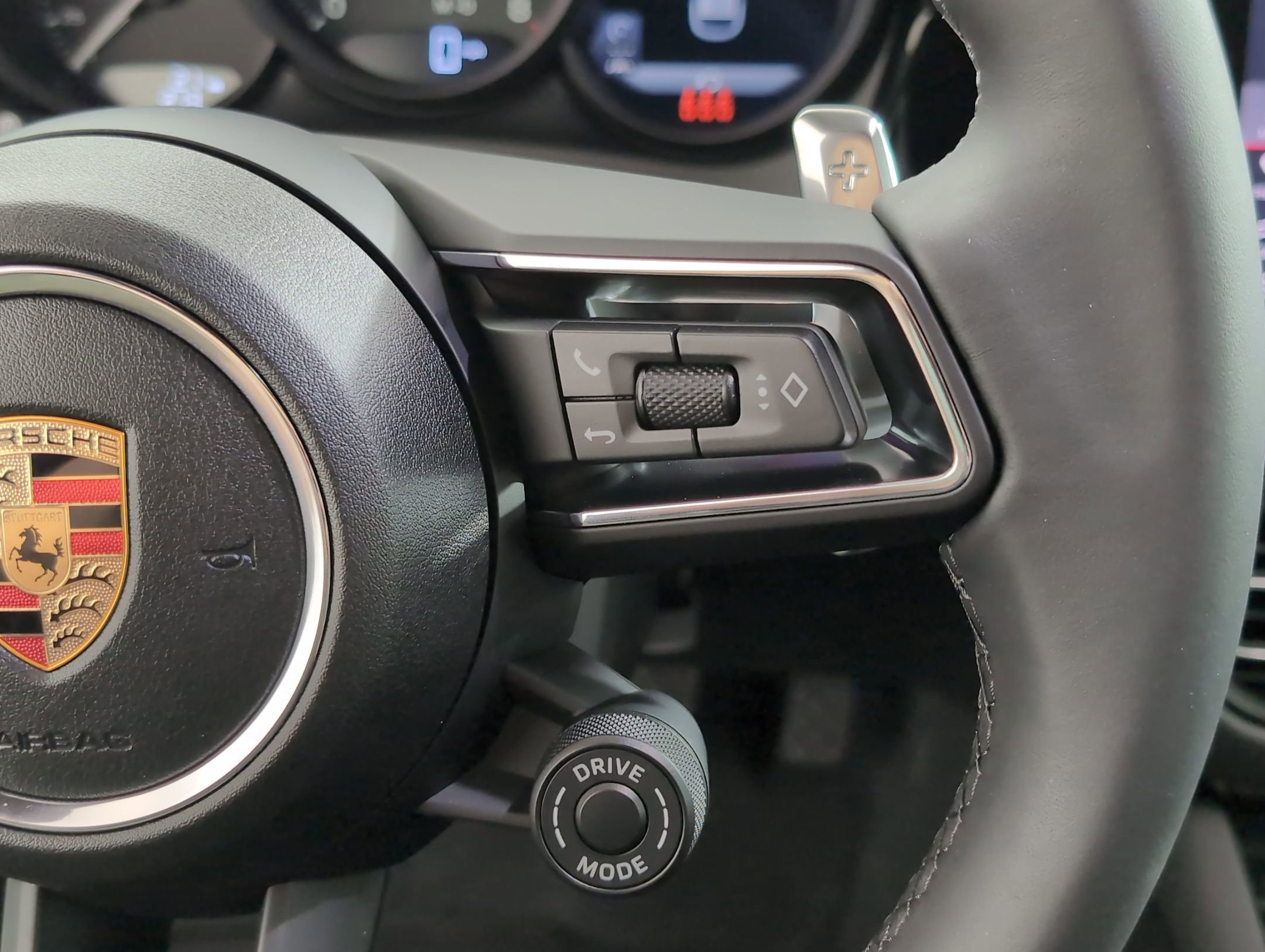 Certified 2025 Porsche Macan image 28