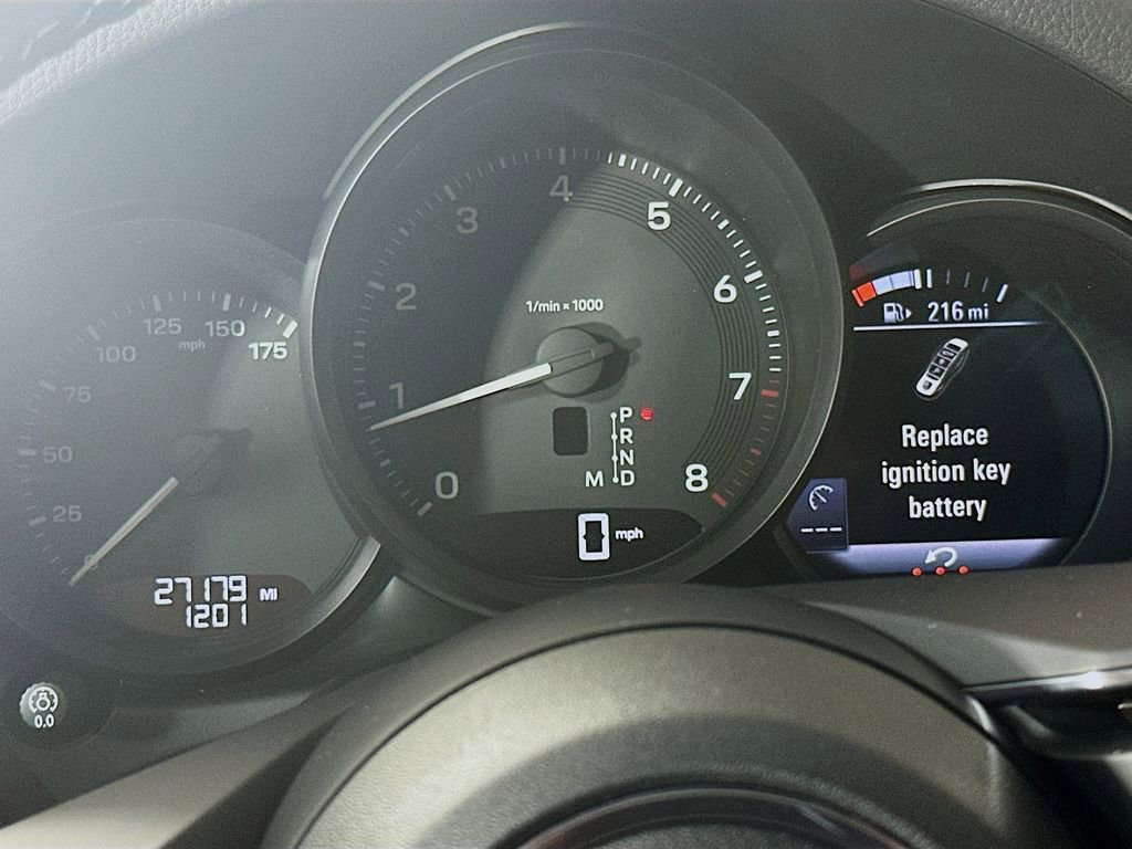 Certified 2023 Porsche Macan image 13