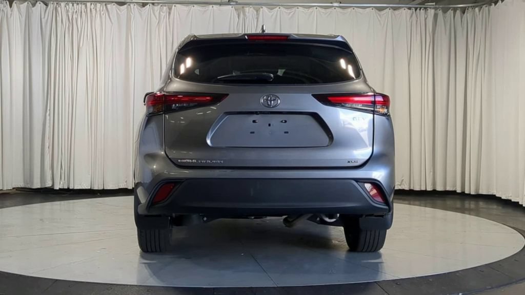 Used 2025 Toyota Highlander XLE AWD/4WD image 9