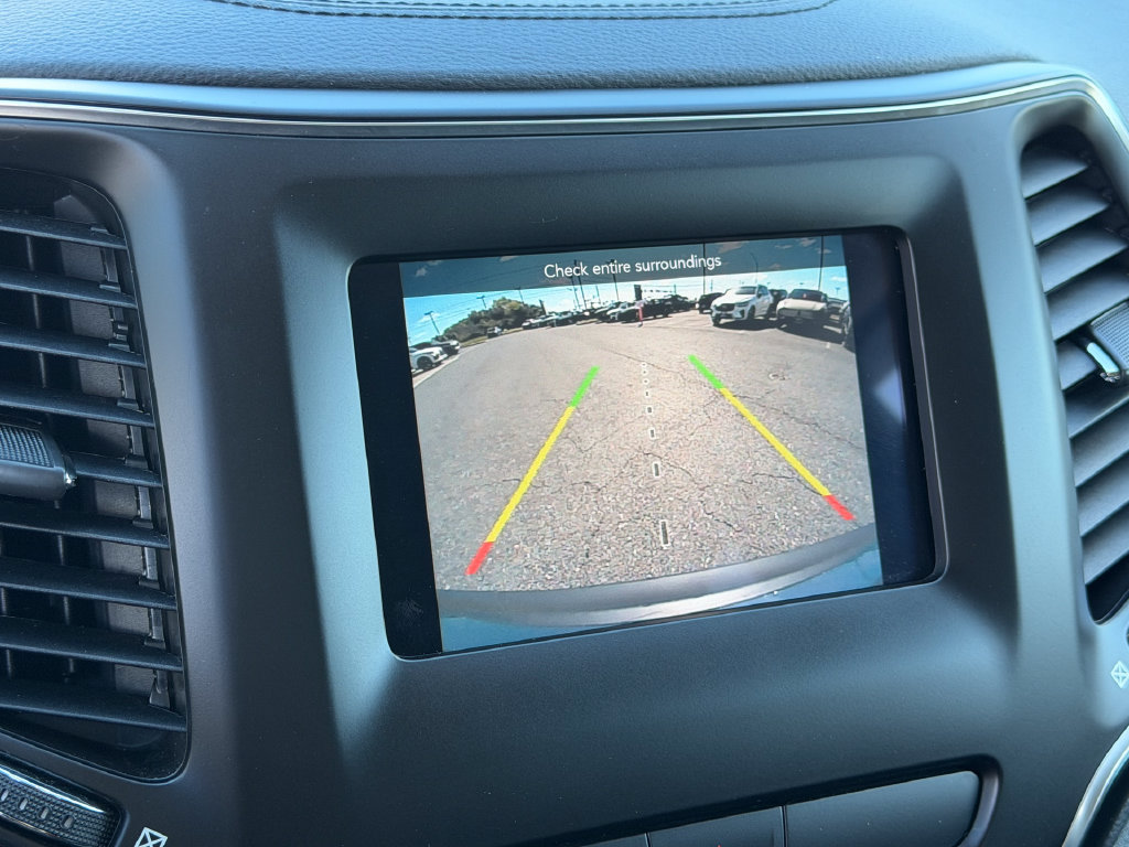 Used 2020 Jeep Cherokee Latitude Plus w/ Cold Weather Group AWD/4WD image 28
