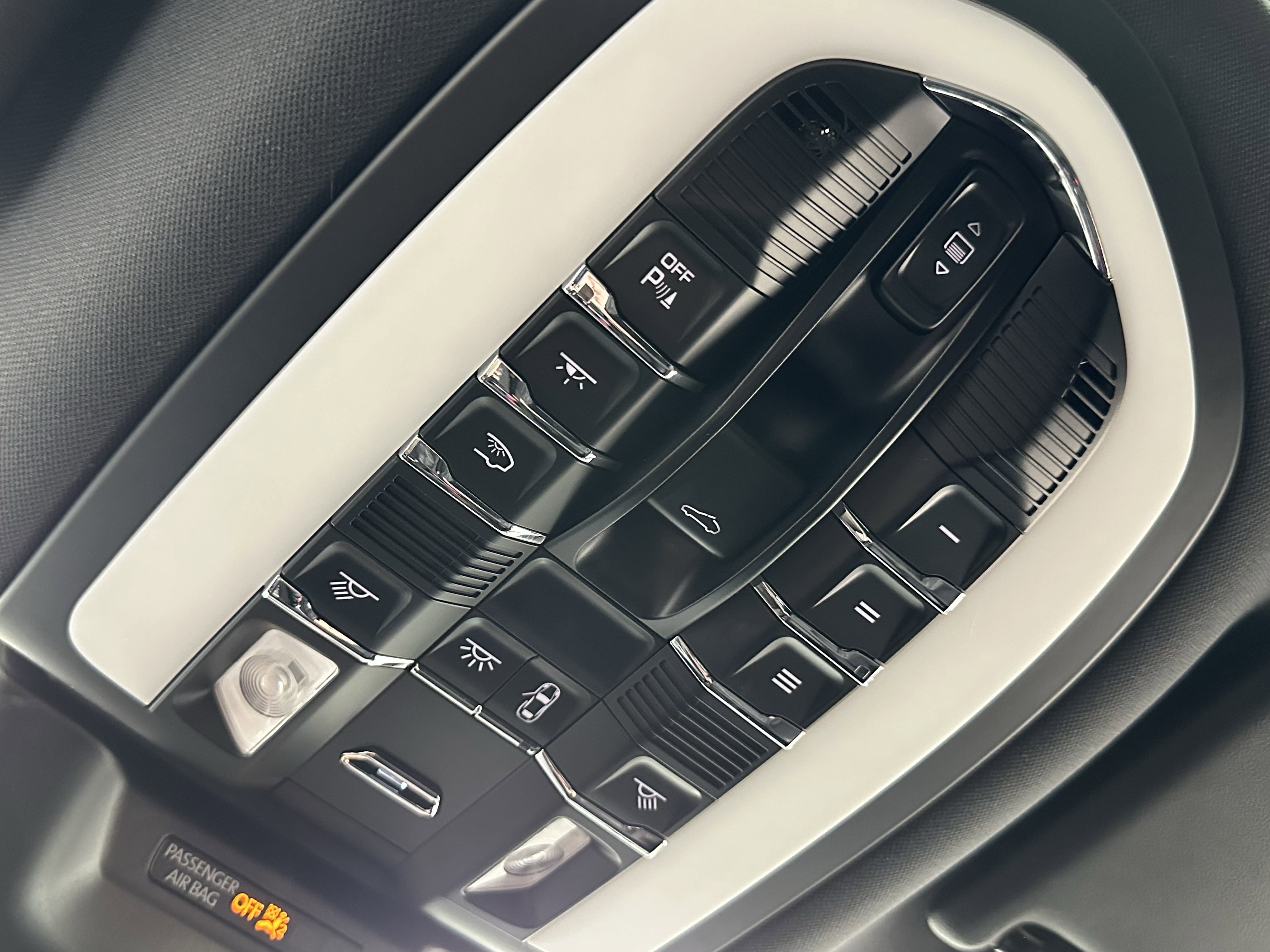 Certified 2025 Porsche Macan image 34